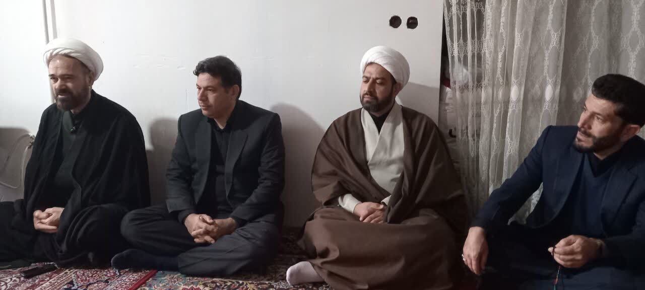 سرکشی مسئول دفتر نمایندگی ولیفقیه در سپاه حضرت نبیاکرم (ص) با خانواده شهدا در اسلام آباد غرب سرکشی مسئول دفتر نمایندگی ولیفقیه در سپاه حضرت نبیاکرم (ص) با خانواده شهدا در اسلام آباد غرب