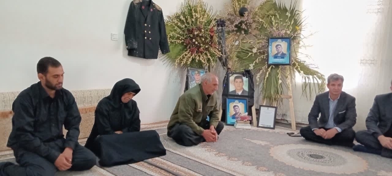 سرکشی مسئول دفتر نمایندگی ولیفقیه در سپاه حضرت نبیاکرم (ص) با خانواده شهدا در اسلام آباد غرب سرکشی مسئول دفتر نمایندگی ولیفقیه در سپاه حضرت نبیاکرم (ص) با خانواده شهدا در اسلام آباد غرب