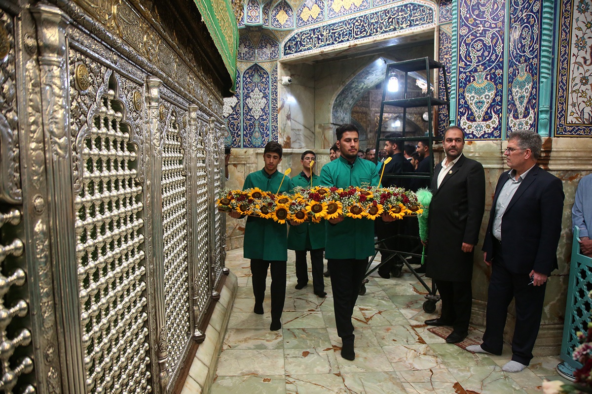 گل‌آرایی مضجع شریف بانوی کرامت همزمان با سالروز ورود به قم + عکس