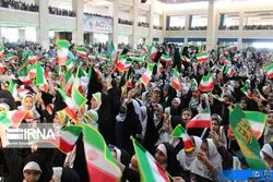 نونهالان میبدی سرود «فرمانده سلام» را همخوانی کردند