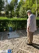 تیپ متفاوت حجت الاسلام ناطق نوری بر سرمزار محمدرضا شجریان